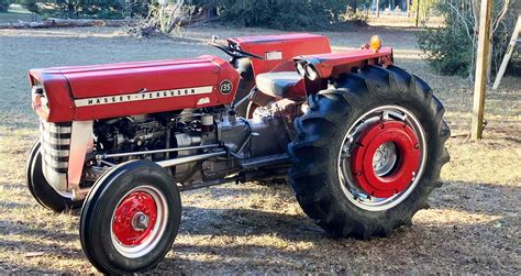 Ilustracja przedstawiająca ciągnik Massey Ferguson 50 w naturalnym środowisku pracy, z zaznaczonymi kluczowymi elementami konstrukcyjnymi