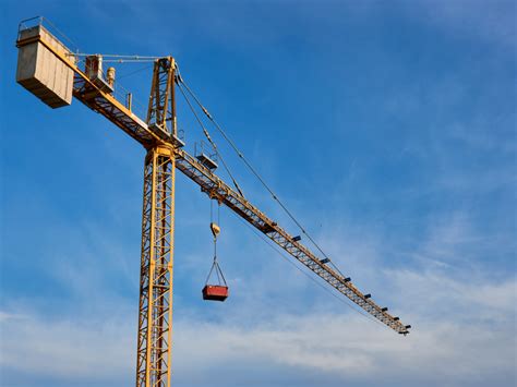 Zdjęcie opakowania zdalnie sterowanego dźwigu budowlanego, podkreślające jego atrakcyjność jako prezentu.