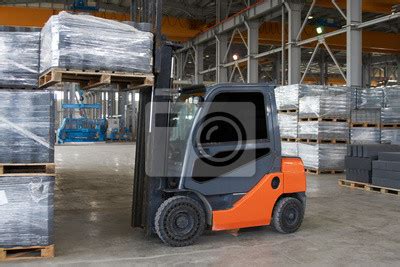 zdjęcie wózka widłowego w magazynie
