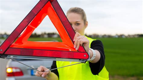 zdjęcie przerobionego samochodu na traktor z trójkątem ostrzegawczym