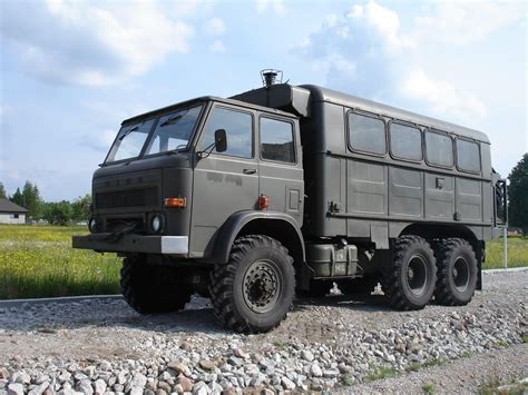 Zdjęcie historycznej ciężarówki Star 266 z nietypową zabudową