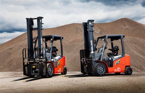 Thematic photo of Heli internal combustion forklifts working in a warehouse