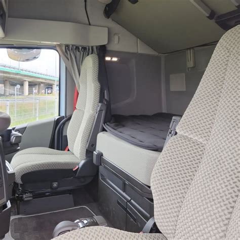 Wnętrze kabiny Volvo FH - widok deski rozdzielczej