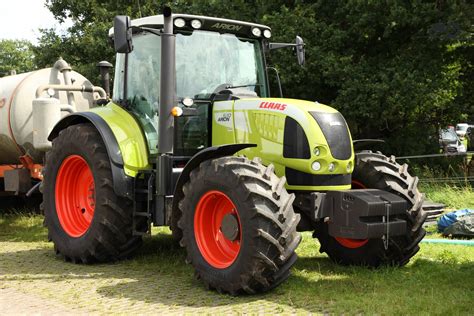 Infographic comparing Claas Arion 630 with other tractor models