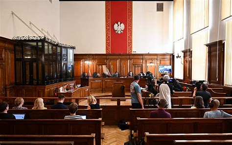 Sala rozpraw sądowych z widoczną ławą oskarżonych