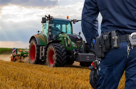 kontrola używanego ciągnika przez rolnika