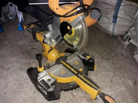 Zdjęcie przedstawiające piłę ukośnicę JCB SCMS210 w widoku ogólnym