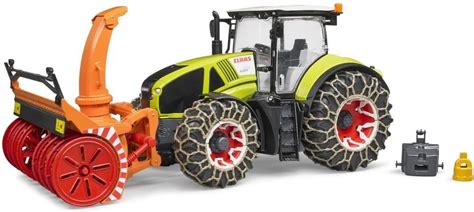 Traktor z pługiem śnieżnym i posypywarką w akcji