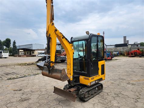 Minikoparka JCB 8020 w akcji na placu budowy w Lublinie