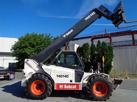 Widok kabiny Bobcat T40140 z dźwignią rewersu