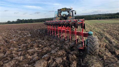 Pług Kverneland Ecomat On-land podczas wykonywania płytkiej orki
