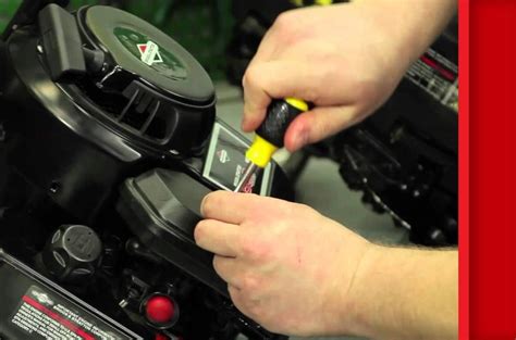 Zdjęcie przedstawiające przycisk pompki paliwa (primer) w silniku kosiarki Briggs&Stratton