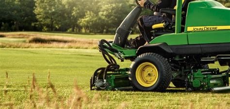 Zestawienie profesjonalnych kosiarek do pól golfowych Toro i John Deere