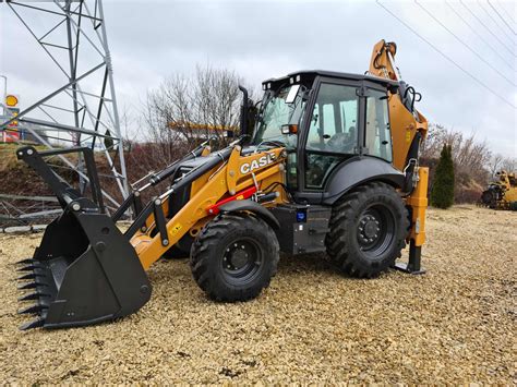 Zdjęcie koparko-ładowarki Case 580ST z widocznym ramieniem koparkowym i łyżką ładowarkową