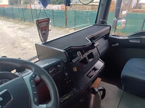 Wnętrze kabiny MAN TGX, widok na kokpit i leżanki