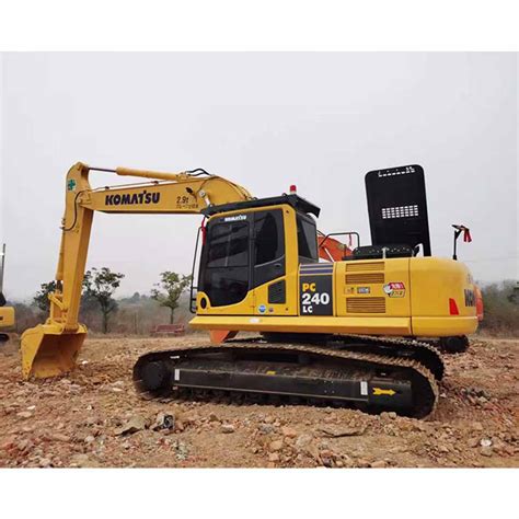 Wizualizacja koparki Komatsu PC240 ze schematem głównych podzespołów