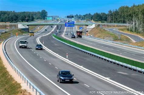 Zdjęcie autostrady w górskim krajobrazie Austrii