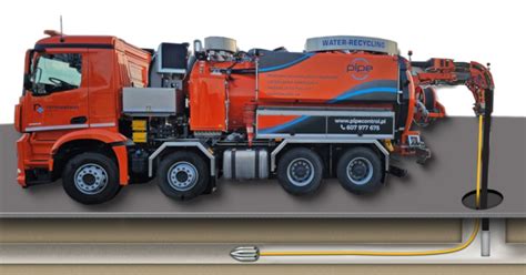 Pojazd WUKO z dyszą wysokociśnieniową czyszczący rurę kanalizacyjną