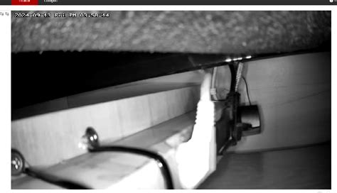 Obraz z kamery inspekcyjnej pokazujący wnętrze rury kanalizacyjnej z zaznaczonym uszkodzeniem