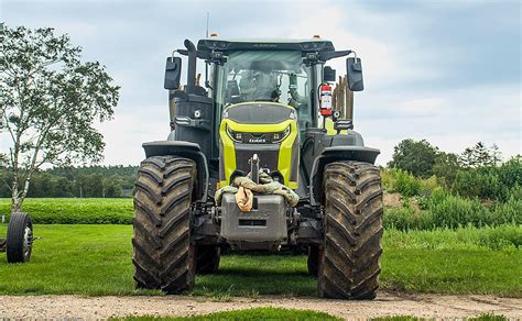 Zdjęcie ciągnika Claas Axion 9 CMATIC w akcji