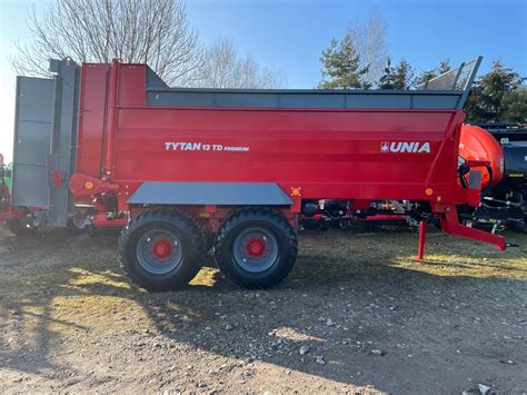 Zdjęcie rozrzutnika Tytan w akcji lub szczegółowy widok maszyny