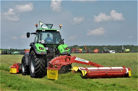 Widok kosiarki NOVACAT podczas pracy na polu
