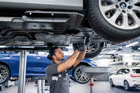 Zdjęcie przedstawiające mechanika wykonującego serwis żurawia Hiab, z naciskiem na wymianę ślizgów.