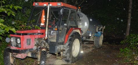 Tematyczne zdjęcie beczkowozu rolniczego podczas pracy