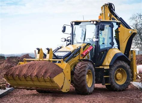 Wysięgnik koparko-ładowarki Caterpillar 444F2 podczas pracy