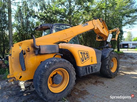 Zdjęcie przedstawiające ładowarkę teleskopową JCB 530 w akcji