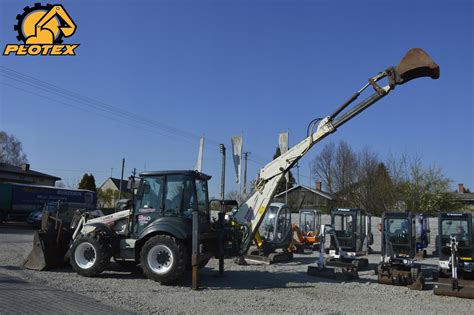 Zdjecie poglądowe koparko-ładowarki Terex 820 w pracy
