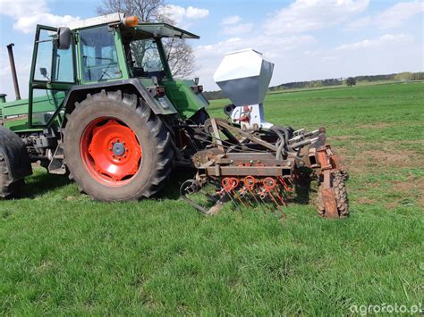 Schemat budowy kultywatora z siewnikiem pokazujący sekcje zębów roboczych i zintegrowany siewnik do traw