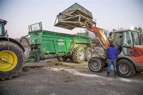 zdjęcie rozrzutnika obornika, używanego w gospodarstwie rolniczym, w trakcie prac