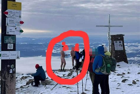 Fotografia turystów podczas zimowej wędrówki na Babiej Górze w trudnych warunkach pogodowych