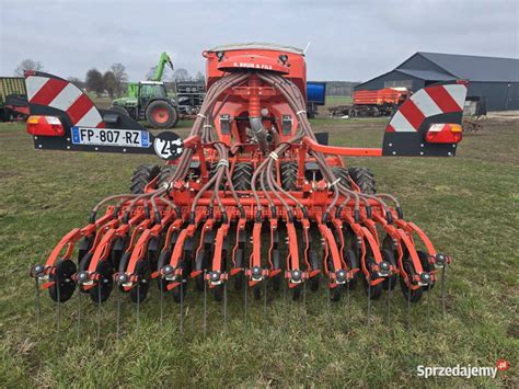 Zdjęcie: Agregat uprawowo-siewny Kuhn Espro w trakcie siewu
