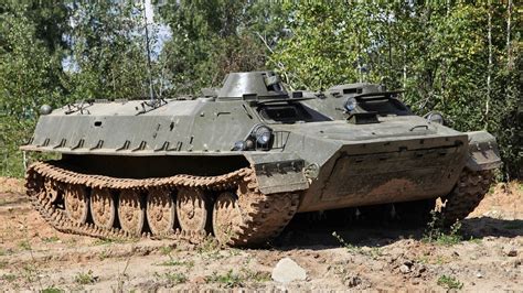 Zdjęcie improwizowanej modyfikacji MT-LB z uzbrojeniem morskim