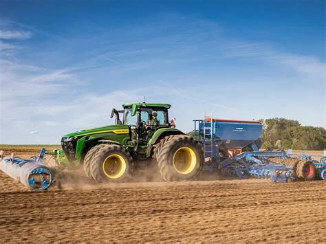 John Deere 8R 540 w akcji na polu