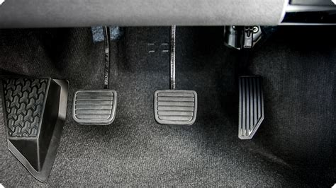 Zbliżenie na pedały sterujące hydrostatyczną skrzynią biegów