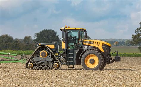 zdjęcie ciągnika JCB Fastrac 8330 w ruchu