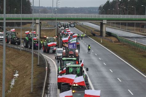zdjęcie traktorów blokujących wjazd na autostradę