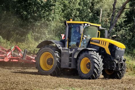 Zdjęcie ciągnika rolniczego JCB Fastrac 2125 w polu