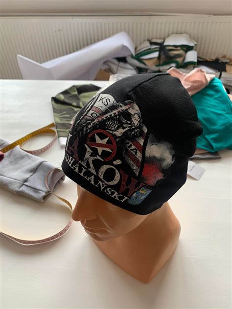 Zdjęcie przedstawiające przekrój materiałów używanych do produkcji czapek zimowych: bawełna, akryl, wełna, jeans