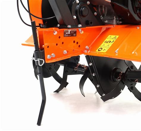 Zdjęcie zbliżenia na noże robocze glebogryzarki TX601TG
