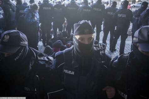 zdjęcie rozsypywacza spoiwa w akcji