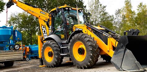 Infographic comparing JCB 3CX and 4CX specifications