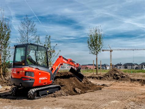 Zdjęcie przedstawiające flotę minikoparek Kubota na tle salonu dealera HKL Baumaschinen