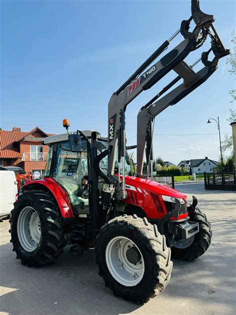 Ciągnik Massey Ferguson z ładowaczem czołowym