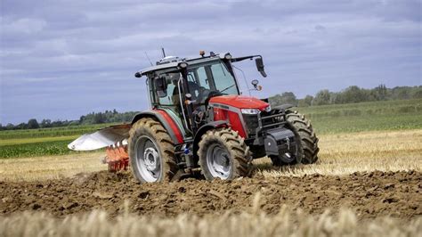 Widok z miejsca kierowcy w kabinie Massey Ferguson M5