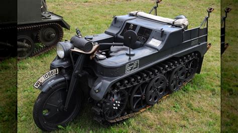 Historyczny pojazd Kettenkrad w terenie