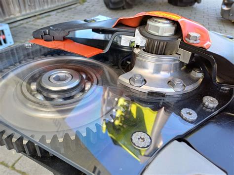 Schemat działania systemu PROTECTADRIVE w belce tnącej kosiarki dyskowej